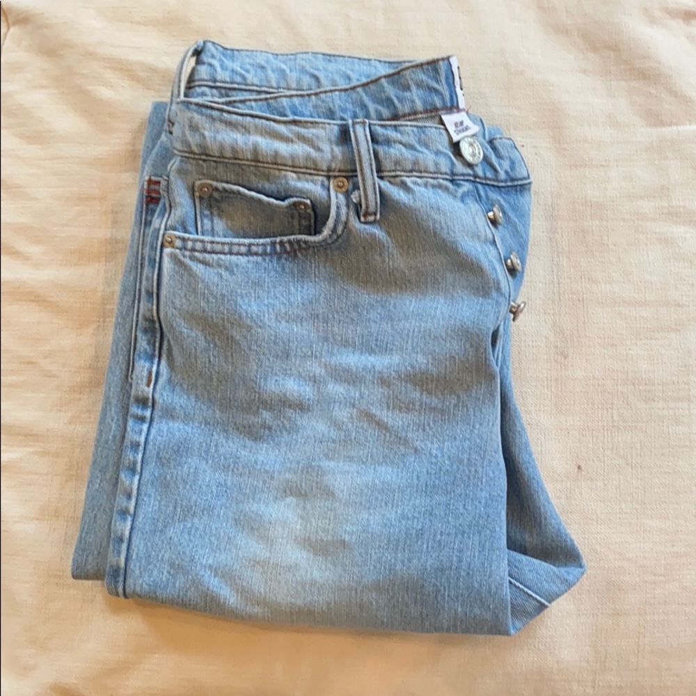 BDG Slim Straight- Ripped Light Wash